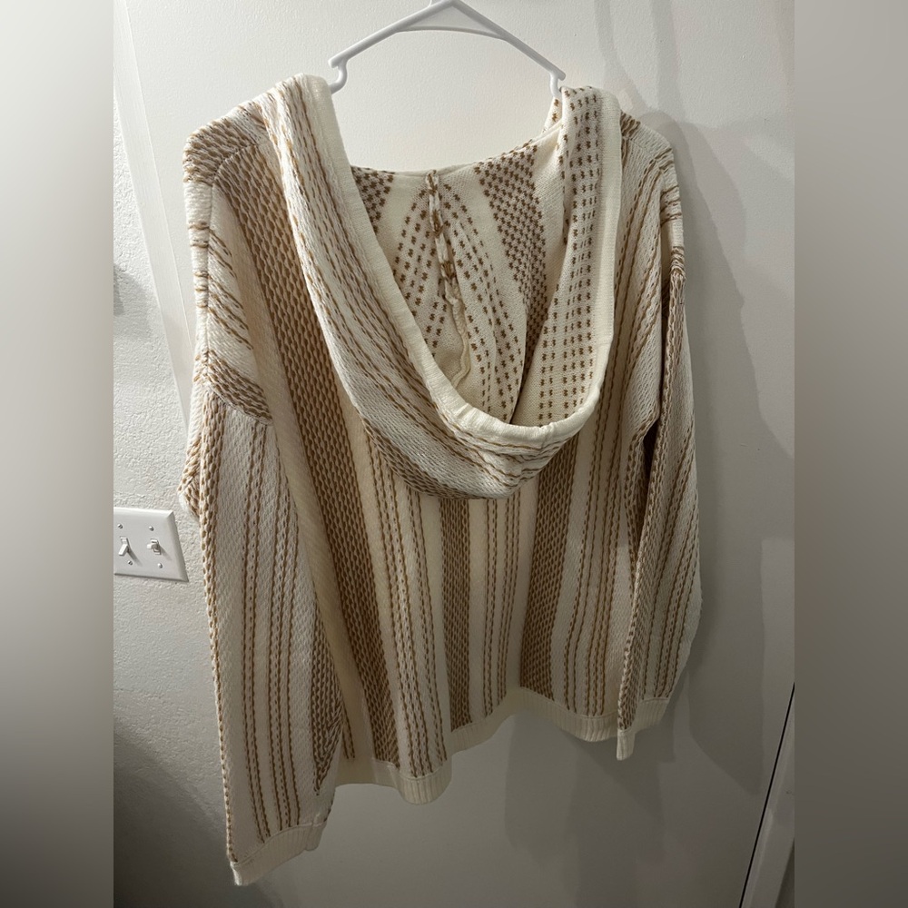 Women’s cream sweater with tan detailing.